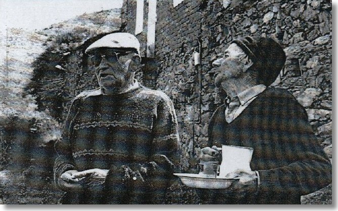 Benito Escudero e Manuel �lvarez os �ltimos veci�os do pobo de Aceveda no Bolo. 1994.